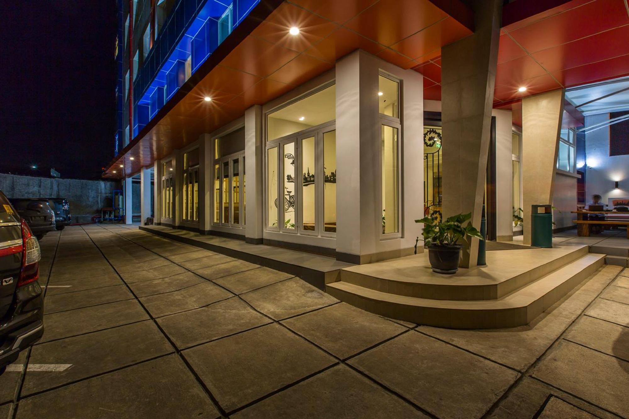 Sparks Odeon Sukabumi, Artotel Curated Екстер'єр фото