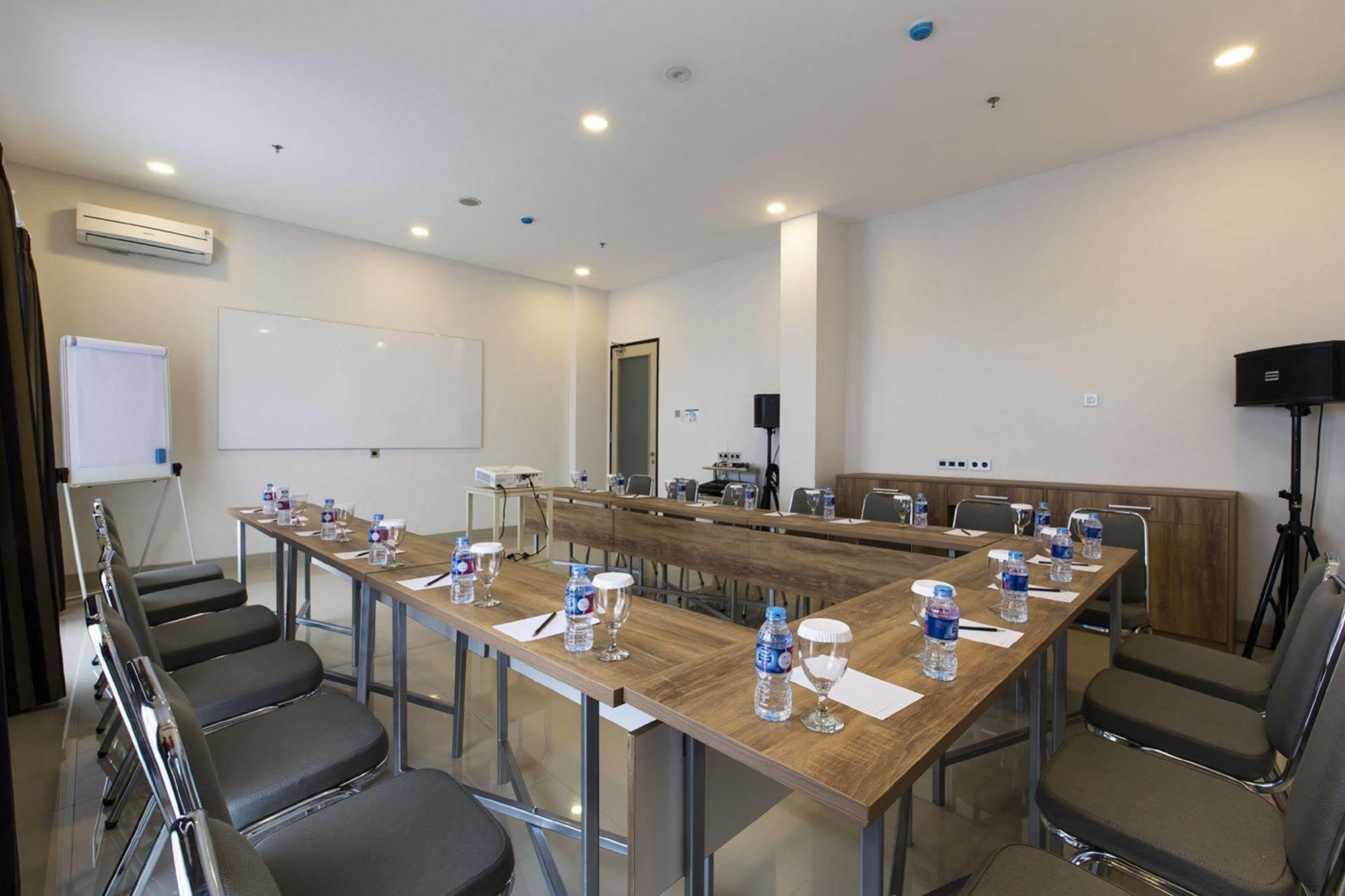Sparks Odeon Sukabumi, Artotel Curated Екстер'єр фото